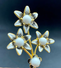 Load image into Gallery viewer, Flower Brooch
